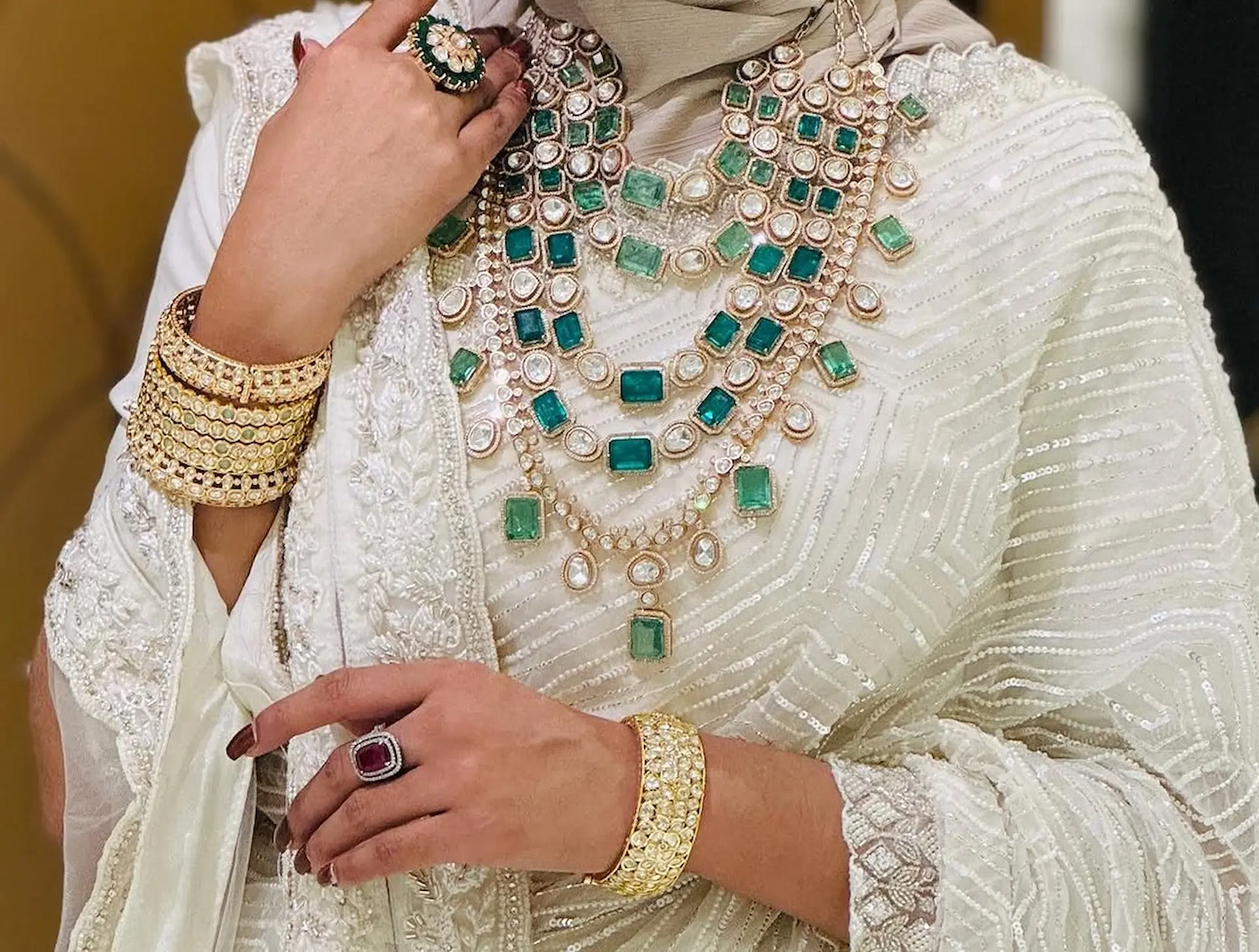Styling-jewelry-with-abayas